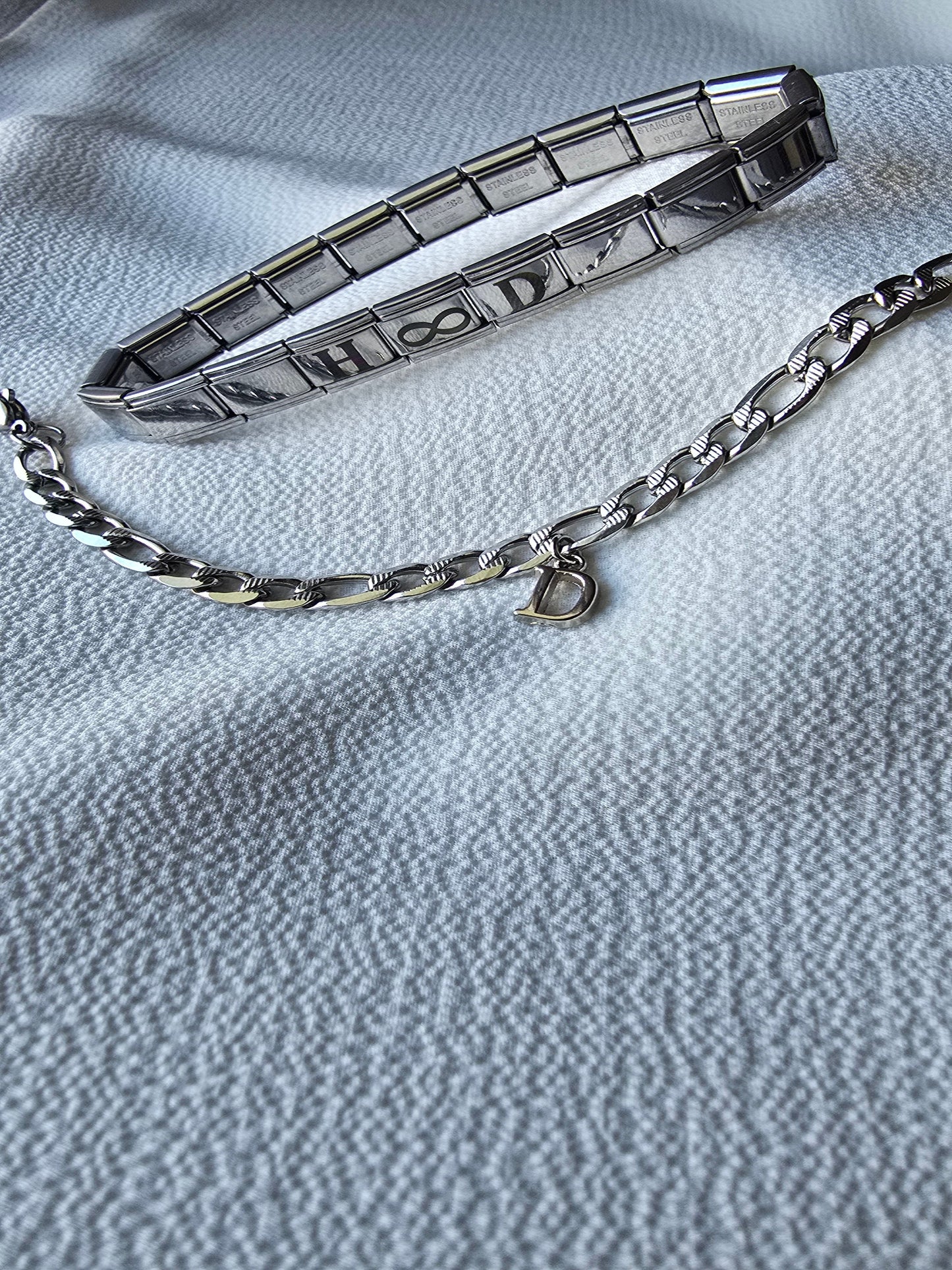 Kişiye Özel Yazılı Charm ve Harfli Çift Bilekliği (2 li Set)