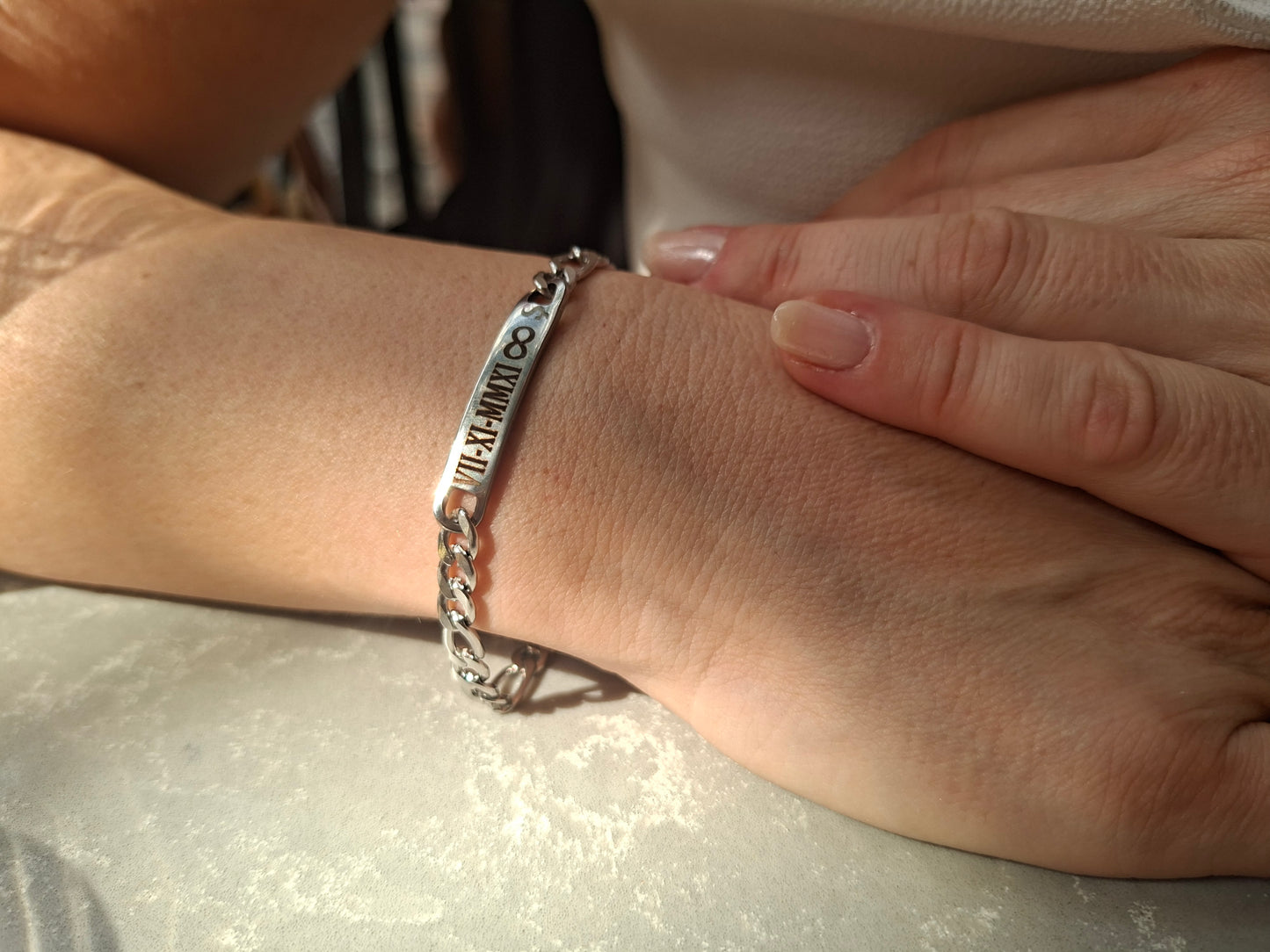 Çelik Plakalı Figora Bileklik