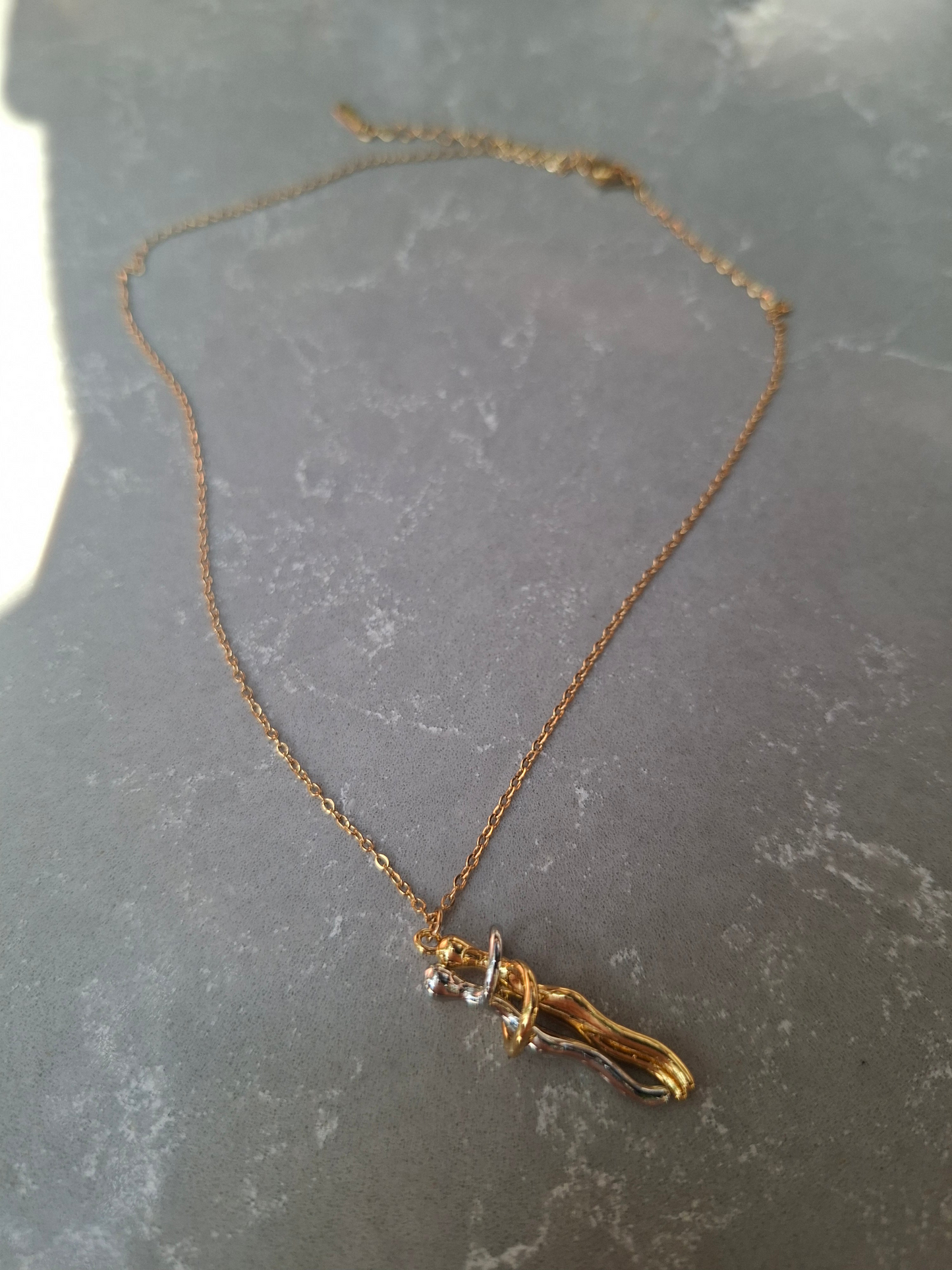 Sarılan Çift Kolyesi