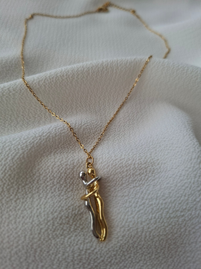 Sarılan Çift Kolyesi